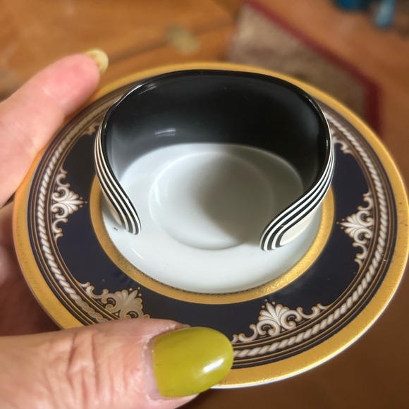 Vintage Black & White French Cuff Lucite Bracelet - Picture 4 of 5